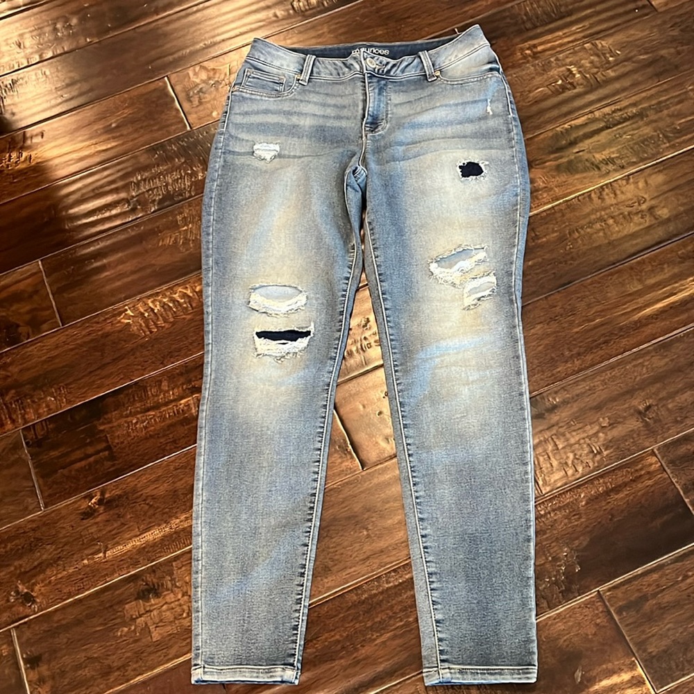 MAURICE’S Distressed style jeans!